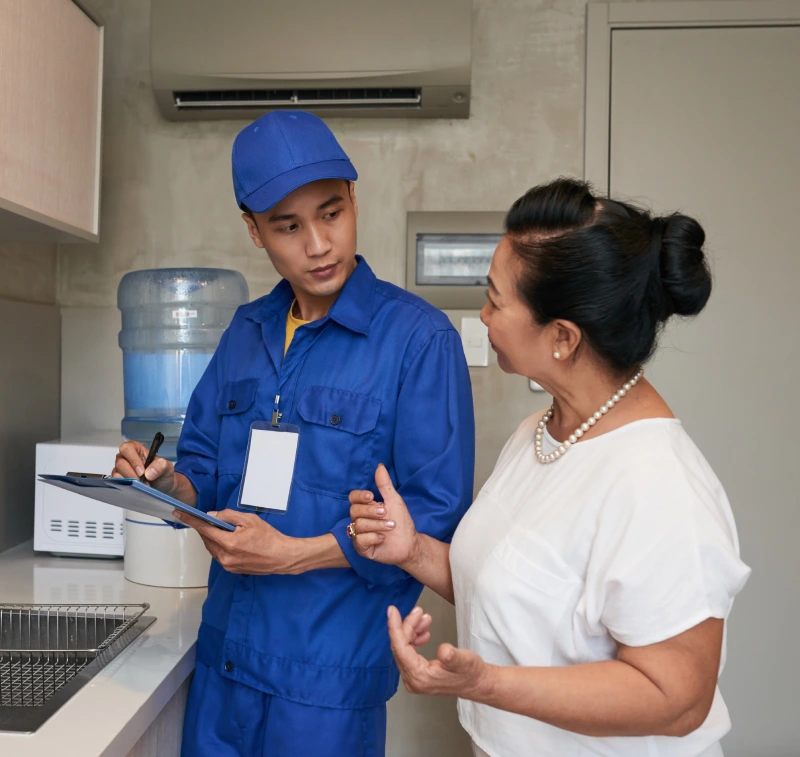 Técnico da Desentupidora Azul Serviços atendendo cliente